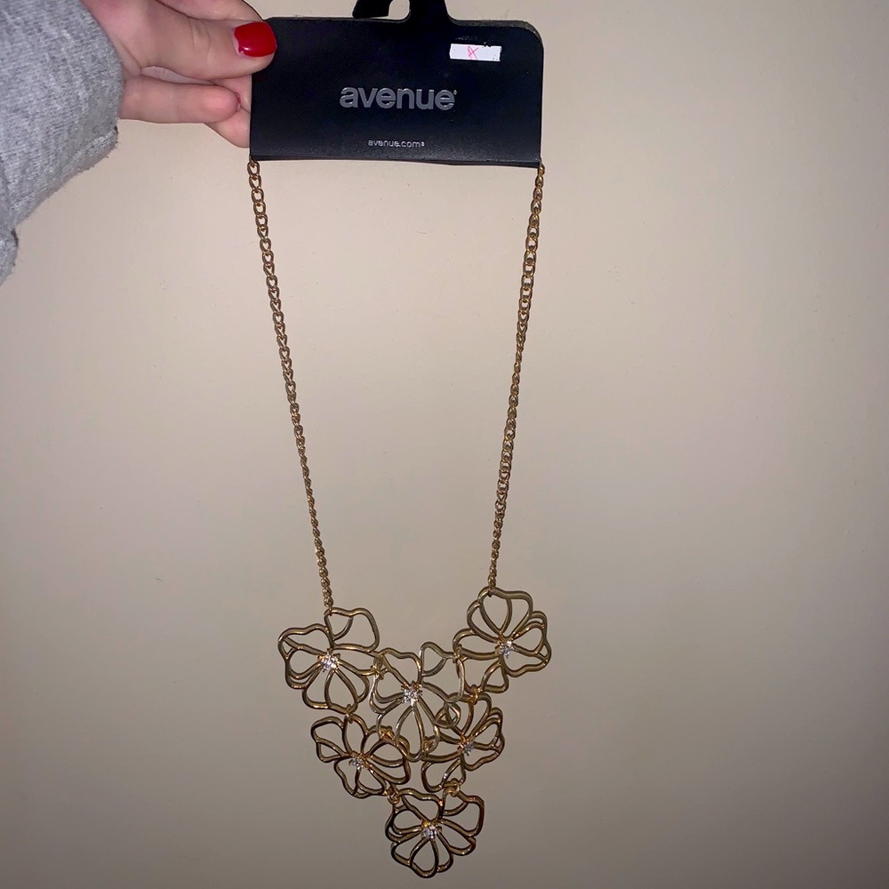 BRAND NEW gold Avenue flower necklace